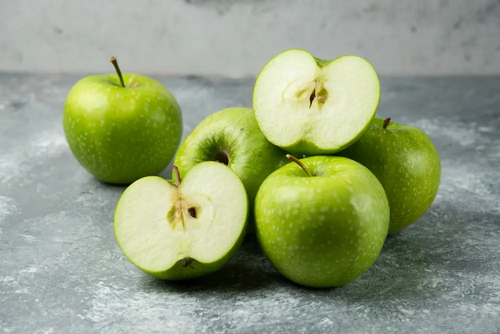 Fresh-green-apples-on-a-wooden-table